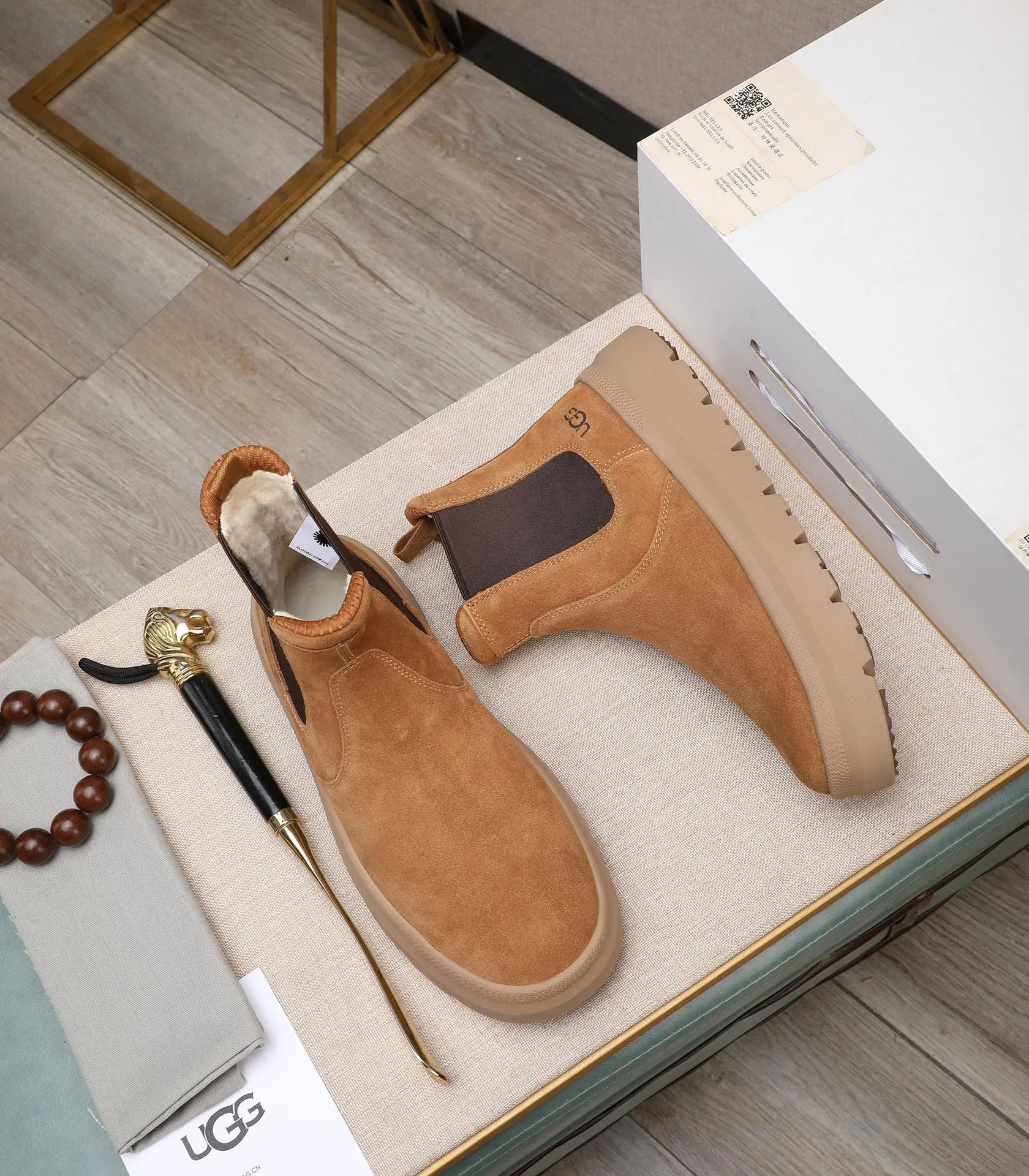 Men's shoes 💰620 Please note the quality of the original order and compare the thickness of the wool 🏮🏮 Popular UGG from Australia's warm luxury brand men's shoes, the official website is synchronized, Beckham men's style..., made of imported top-layer waxed cowhide, waxed toe cap, Australian genuine wool velvet lining Carefully sewn...Imported rubber Martin boots outsole (comfortable, soft and wear-resistant). I really like the quality..Exquisite workmanship. You can't put it down at first sight. Size 39-44